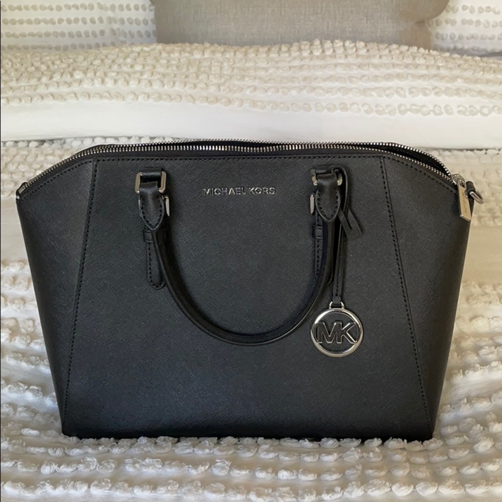 Micheal Kors Leather Purse